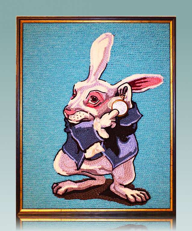 Картина вязанная из пряжи Белый кролик с часами
