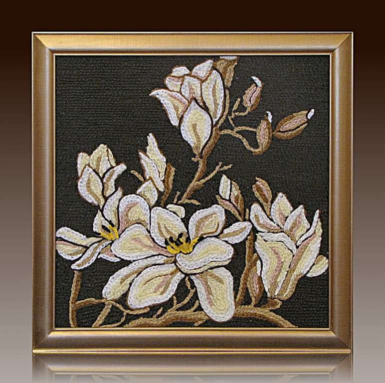 Картина вязанная из пряжи Белые цветы магнолии