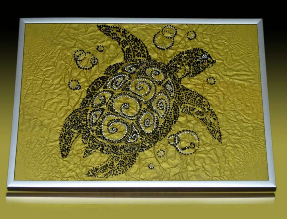 Черепаха на золотом песке в технике hot-to-point